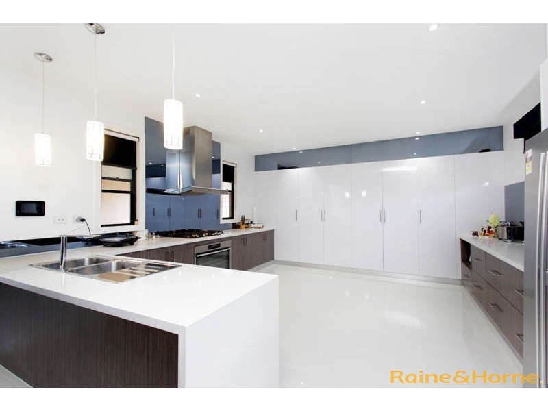 76 Oakview Parade, Caroline Springs VIC 3023