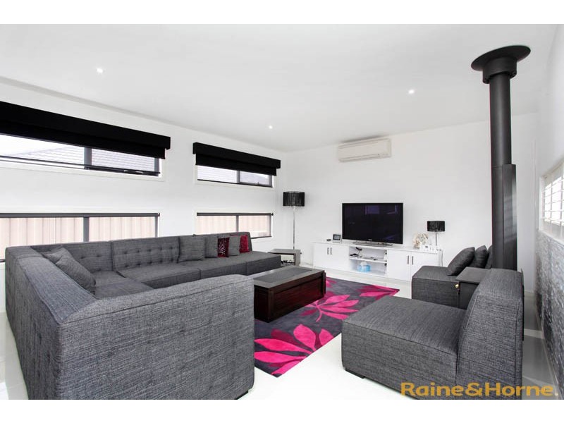 76 Oakview Parade, Caroline Springs VIC 3023