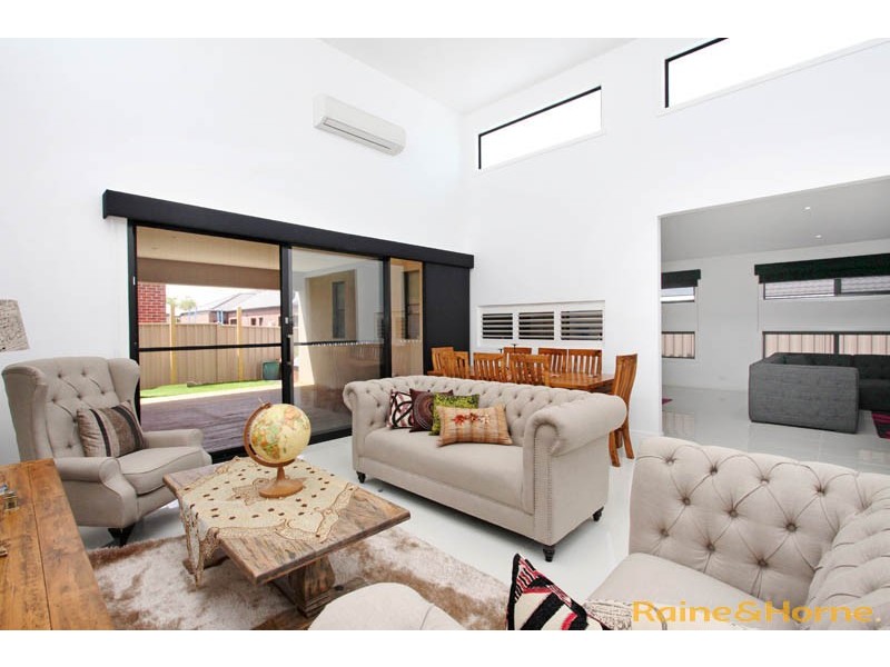 76 Oakview Parade, Caroline Springs VIC 3023