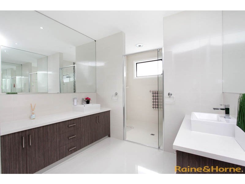 76 Oakview Parade, Caroline Springs VIC 3023