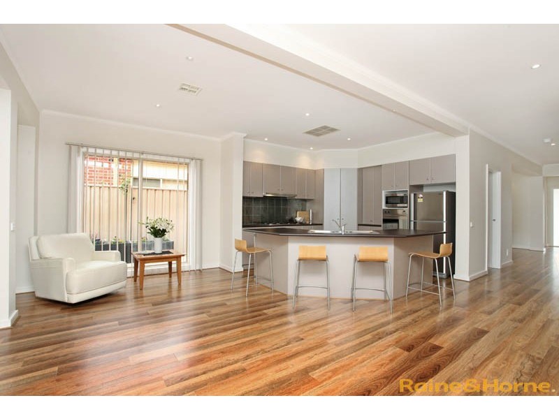 2 Lauricella Place, Caroline Springs VIC 3023