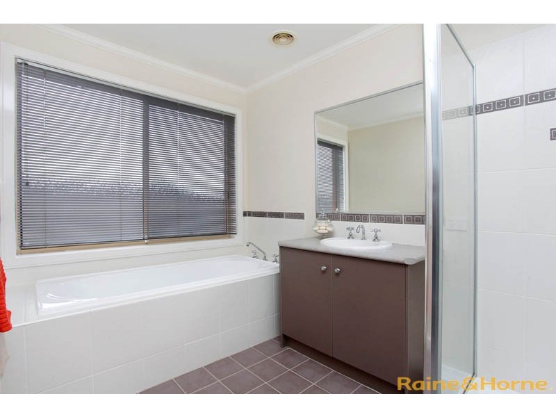 2 Lauricella Place, Caroline Springs VIC 3023