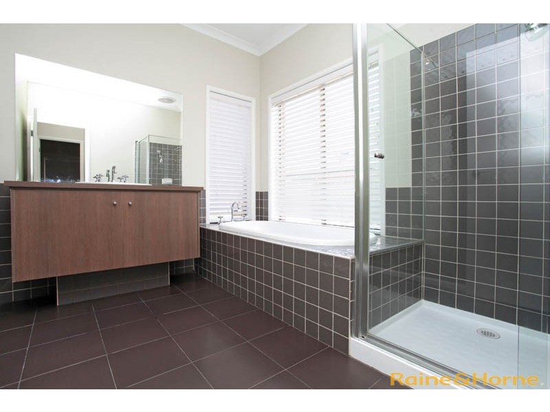 4 Landcox Way, Caroline Springs VIC 3023