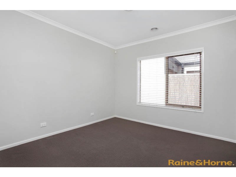 4 Landcox Way, Caroline Springs VIC 3023