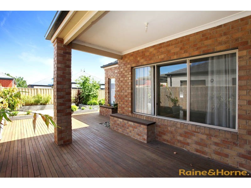4 Landcox Way, Caroline Springs VIC 3023