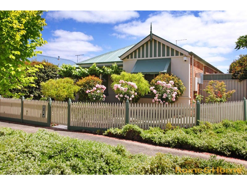 13 Palfrey Green, Caroline Springs VIC 3023