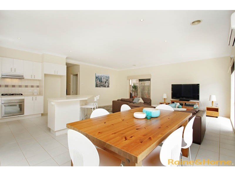 13 Palfrey Green, Caroline Springs VIC 3023