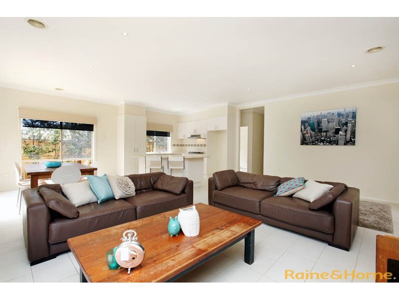 13 Palfrey Green, Caroline Springs VIC 3023