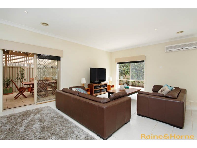 13 Palfrey Green, Caroline Springs VIC 3023