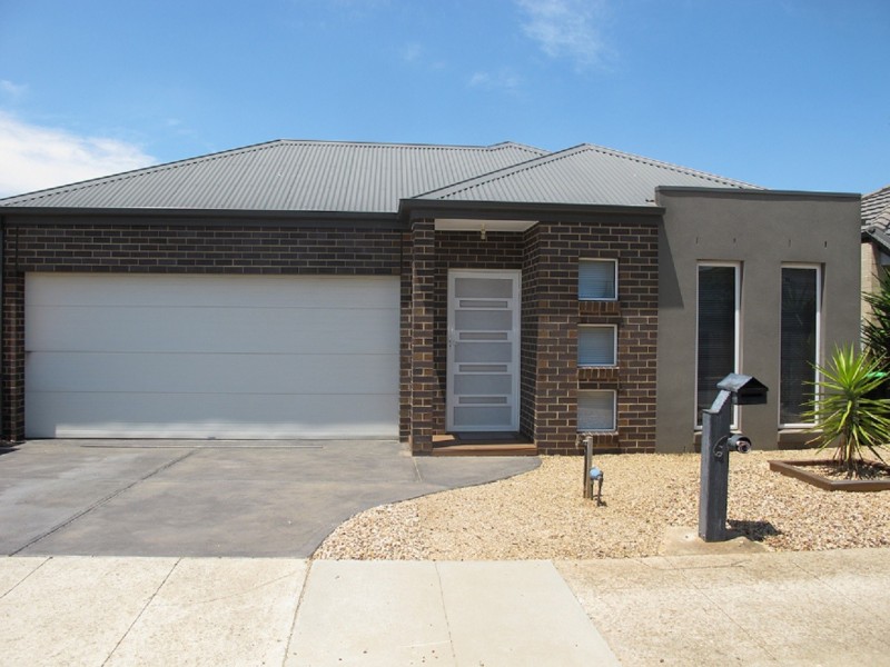 6 Braeside Walk, Caroline Springs VIC 3023