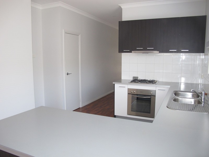 6 Braeside Walk, Caroline Springs VIC 3023