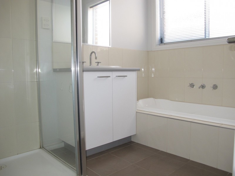 6 Braeside Walk, Caroline Springs VIC 3023