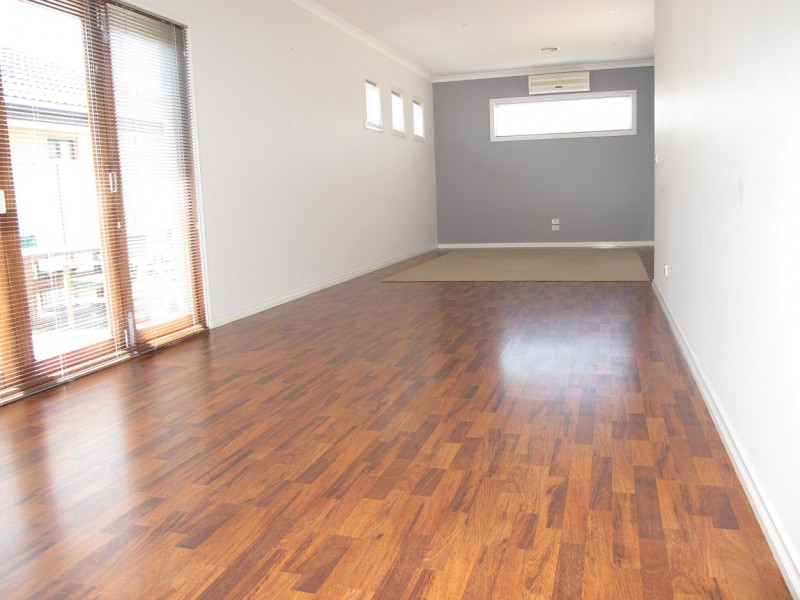 6 Braeside Walk, Caroline Springs VIC 3023