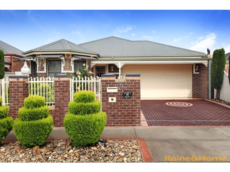 10 Smethwick Green, Caroline Springs VIC 3023