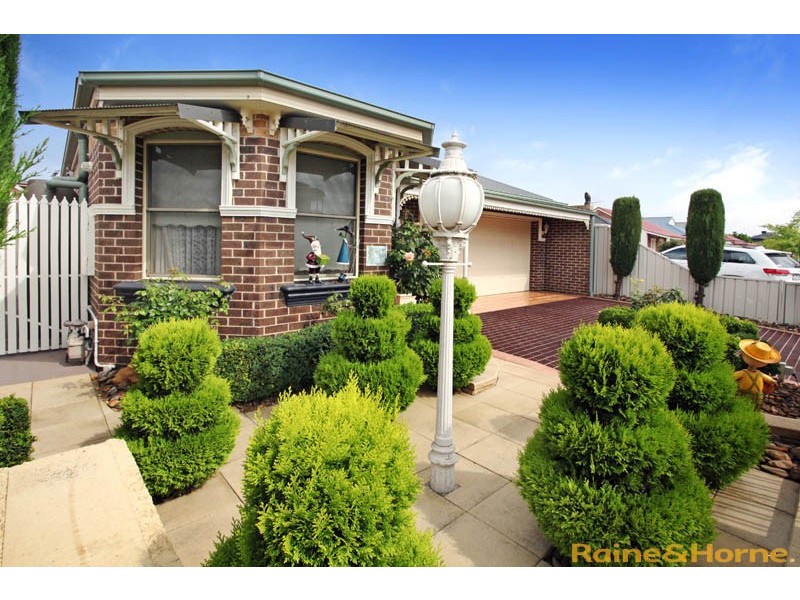 10 Smethwick Green, Caroline Springs VIC 3023