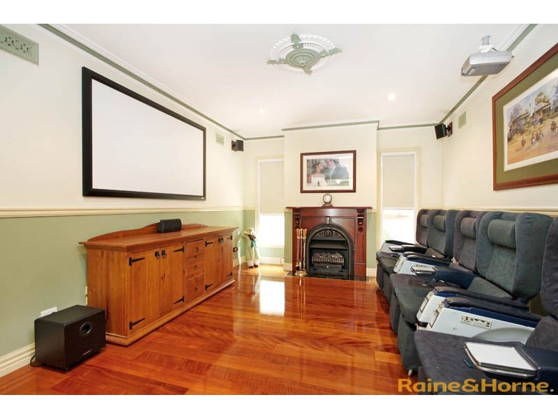 10 Smethwick Green, Caroline Springs VIC 3023