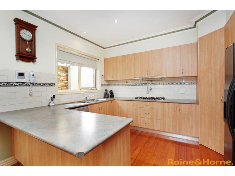 10 Smethwick Green, Caroline Springs VIC 3023