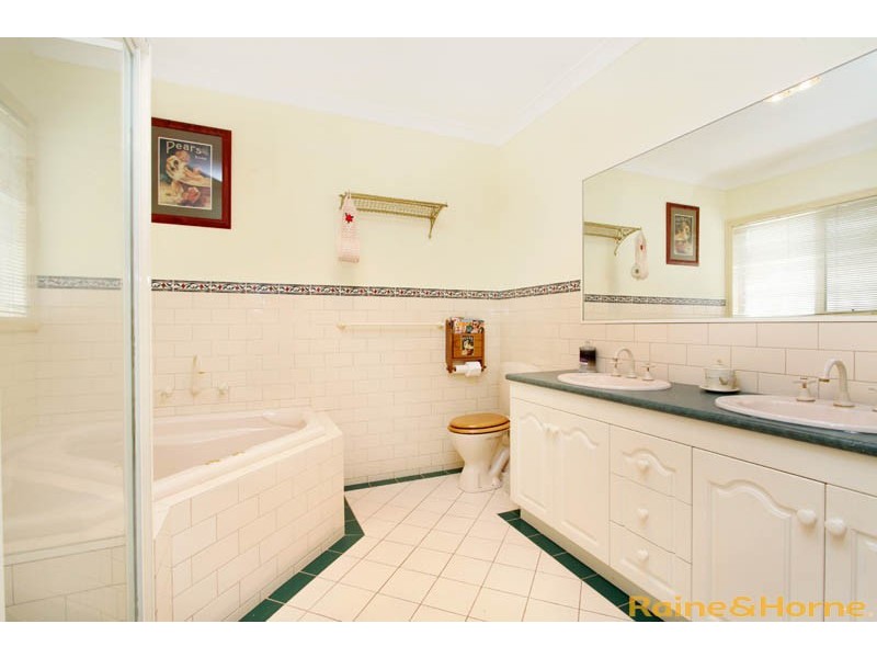 10 Smethwick Green, Caroline Springs VIC 3023