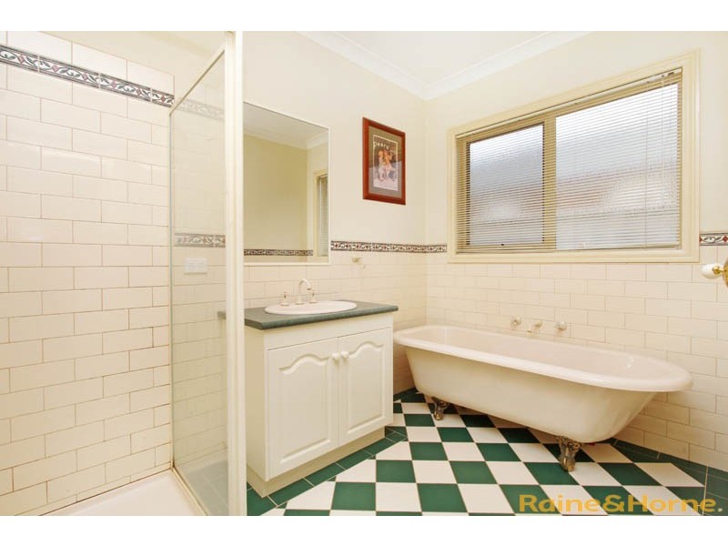 10 Smethwick Green, Caroline Springs VIC 3023