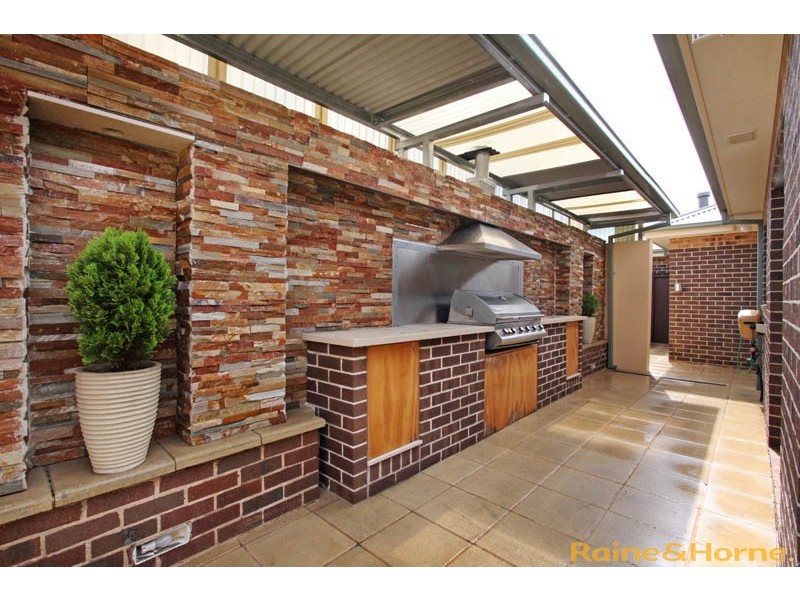 10 Smethwick Green, Caroline Springs VIC 3023