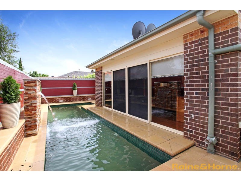 10 Smethwick Green, Caroline Springs VIC 3023