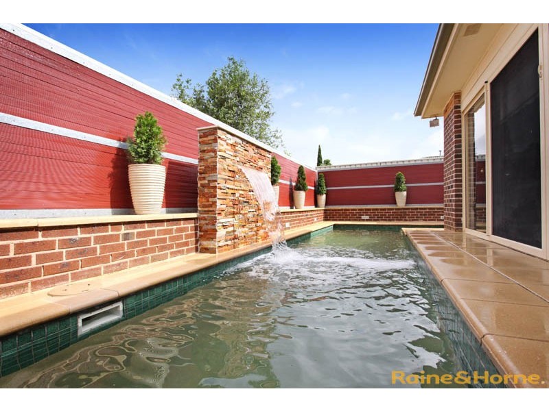 10 Smethwick Green, Caroline Springs VIC 3023