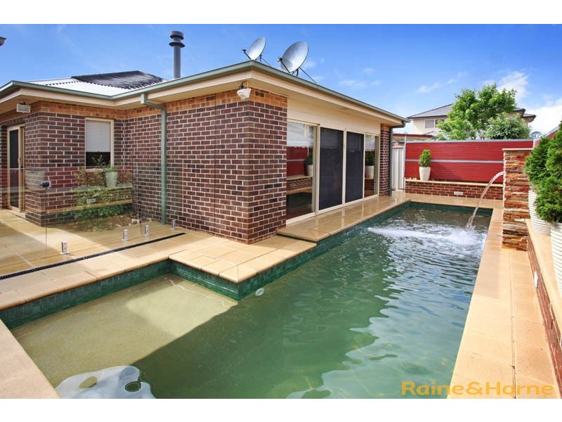 10 Smethwick Green, Caroline Springs VIC 3023