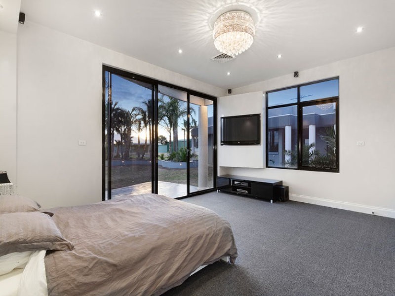 12 Laburnum Place, Hillside VIC 3037