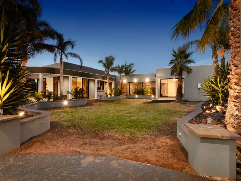 12 Laburnum Place, Hillside VIC 3037