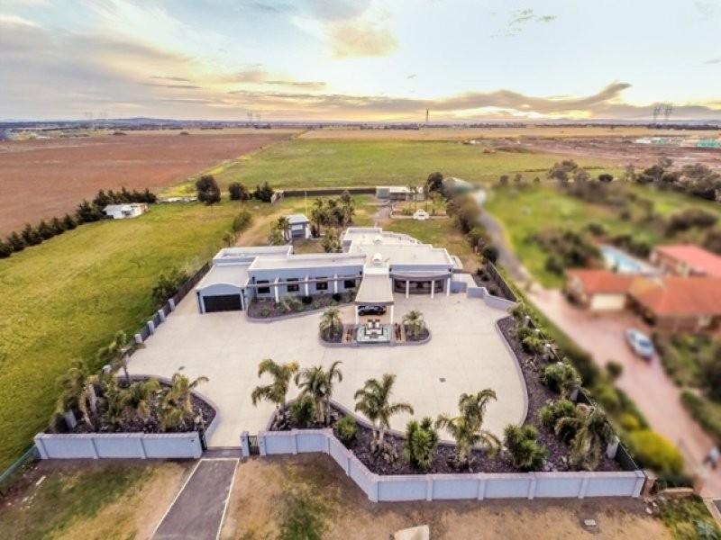 12 Laburnum Place, Hillside VIC 3037