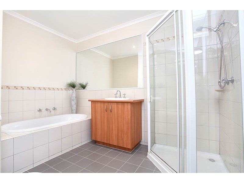 33 Durack Circuit, Taylors Hill VIC 3037