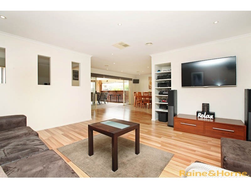 19 Ozzimo Drive, Hillside VIC 3037