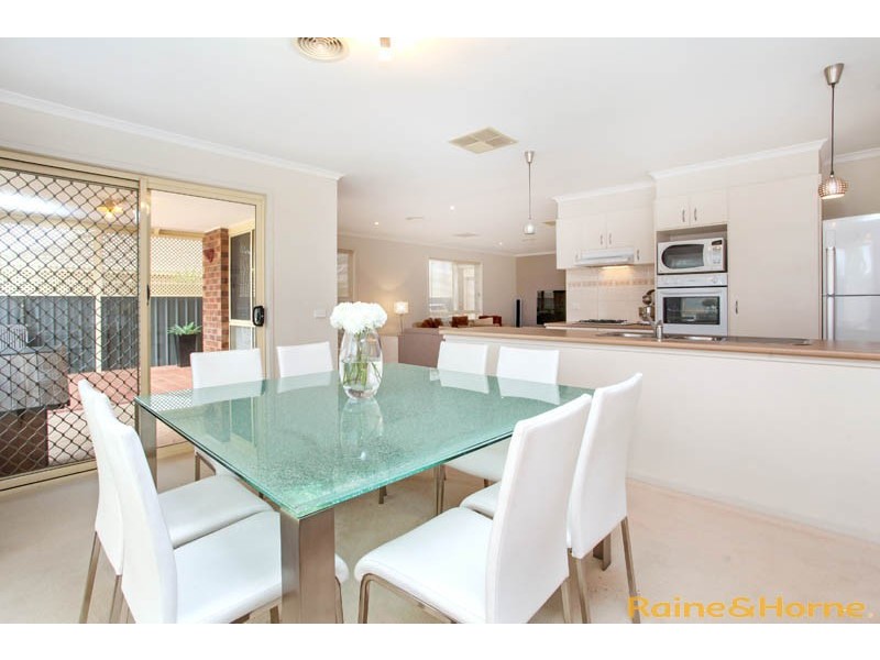 13 Kahan Close, Caroline Springs VIC 3023