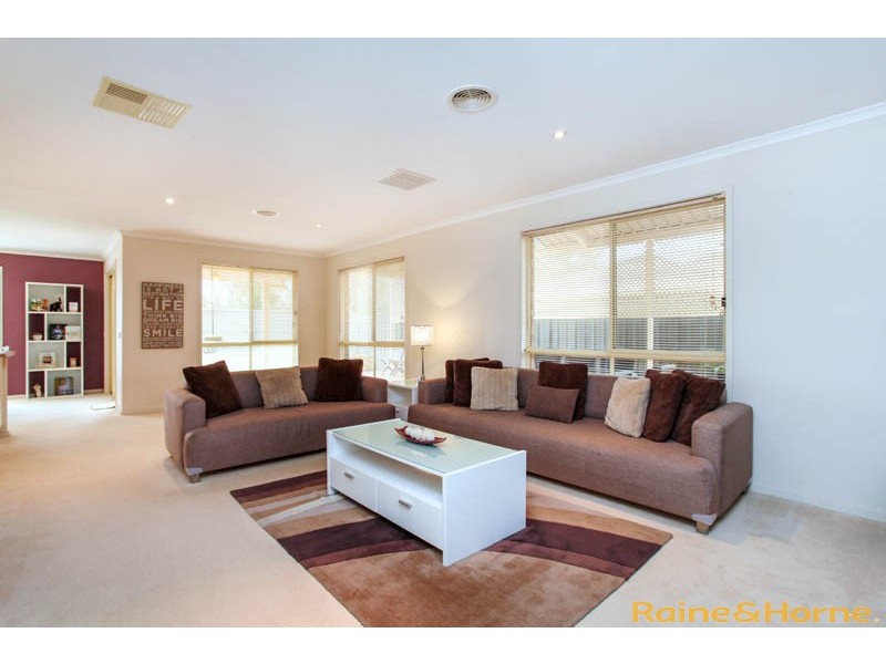 13 Kahan Close, Caroline Springs VIC 3023