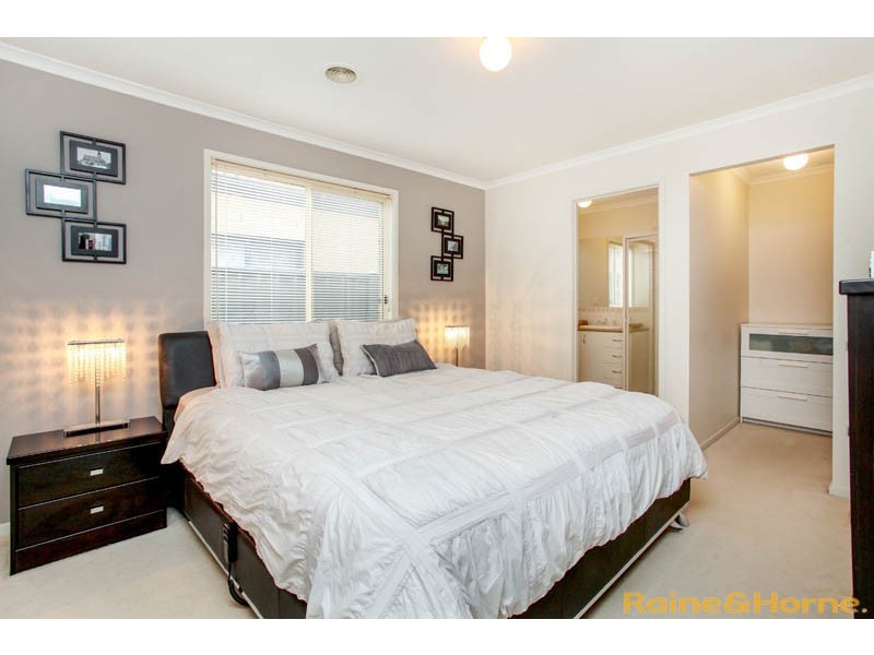 13 Kahan Close, Caroline Springs VIC 3023
