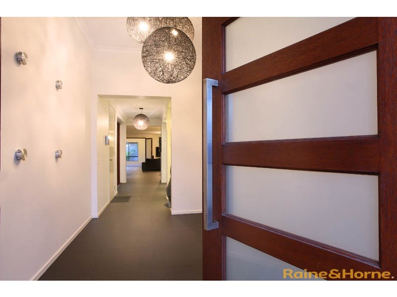 8 The Esplanade, Taylors Hill VIC 3037