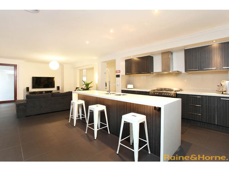 8 The Esplanade, Taylors Hill VIC 3037