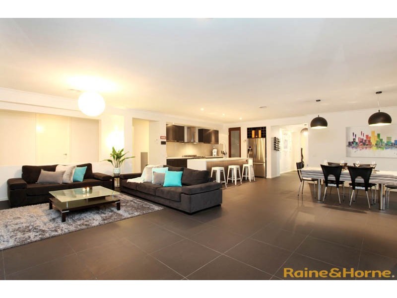 8 The Esplanade, Taylors Hill VIC 3037