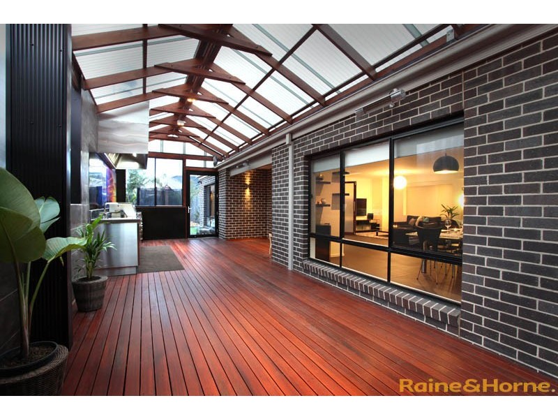 8 The Esplanade, Taylors Hill VIC 3037