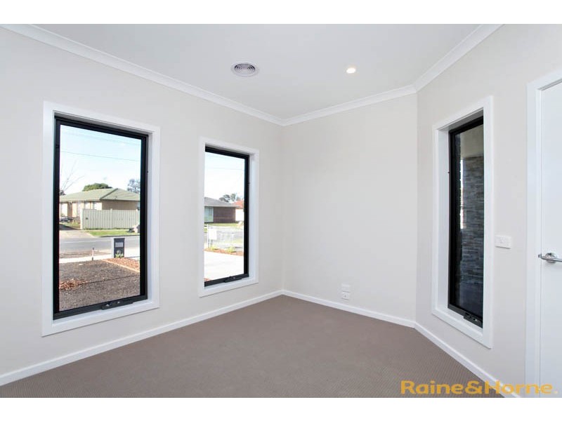9 Oakwood Road, Albanvale VIC 3021