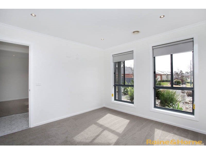 13 Nullarbor Place, Caroline Springs VIC 3023