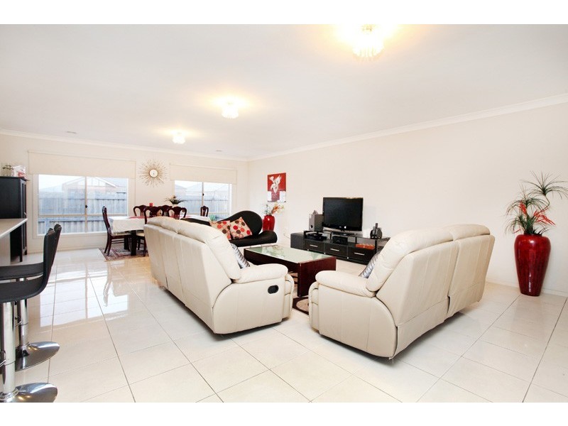 27 Longtree Drive, Melton West VIC 3337