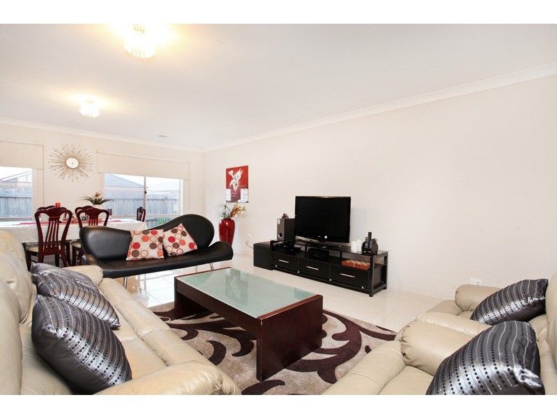 27 Longtree Drive, Melton West VIC 3337