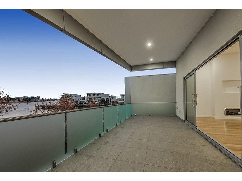 4 The Esplanade, Caroline Springs VIC 3023