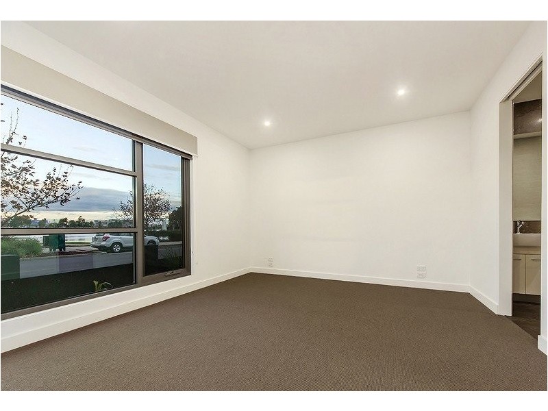 4 The Esplanade, Caroline Springs VIC 3023