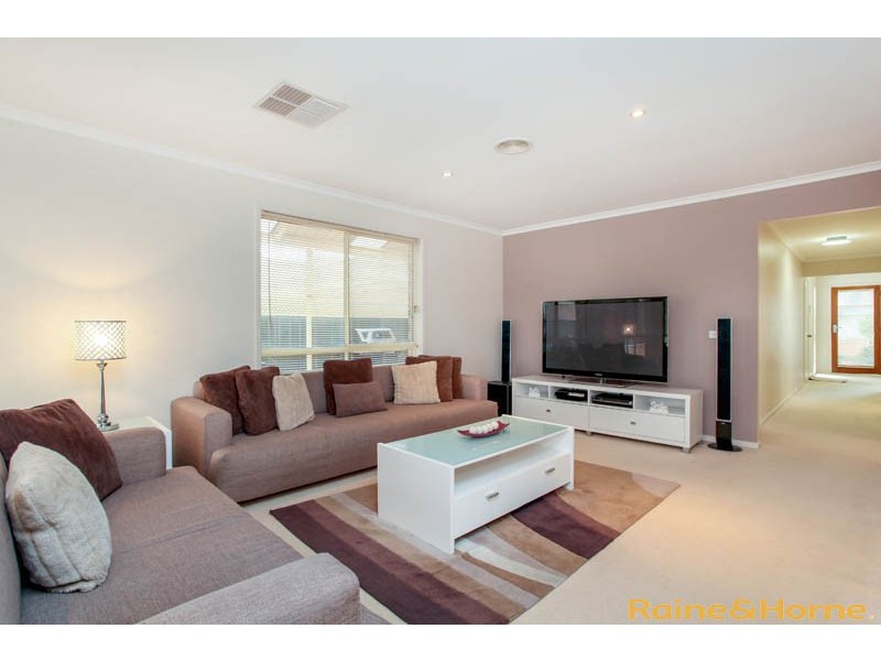 13 Kahan Close, Caroline Springs VIC 3023