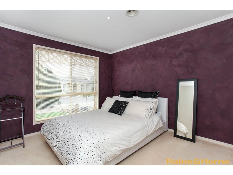 13 Kahan Close, Caroline Springs VIC 3023