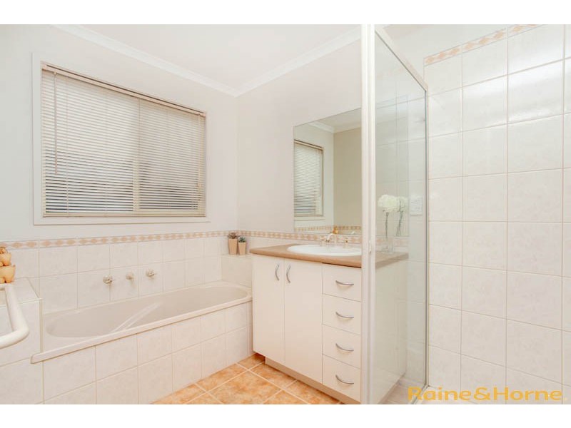 13 Kahan Close, Caroline Springs VIC 3023