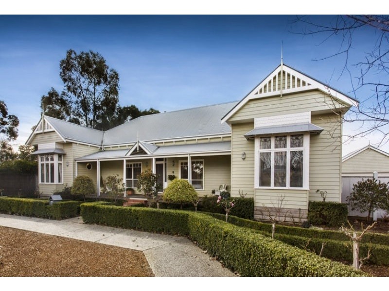 8 The Close, Caroline Springs VIC 3023