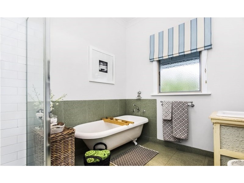 8 The Close, Caroline Springs VIC 3023